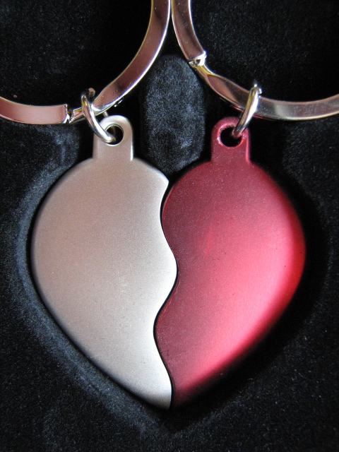 Romeo&Love GETEILTES Herz ROT in HERZBOX 2 Partner Schlüsselanhänger Partneranhänger Herz Partner Anhänger Set Geburtstag Jahrestag Hochzeitstag Valentinstag Weihnachten Geschenk Idee